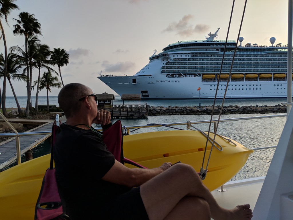 Close Cruiseship-Aruba